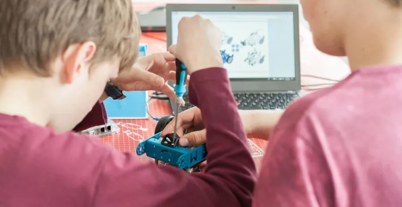 Роботика с mBot за 13–16 г.